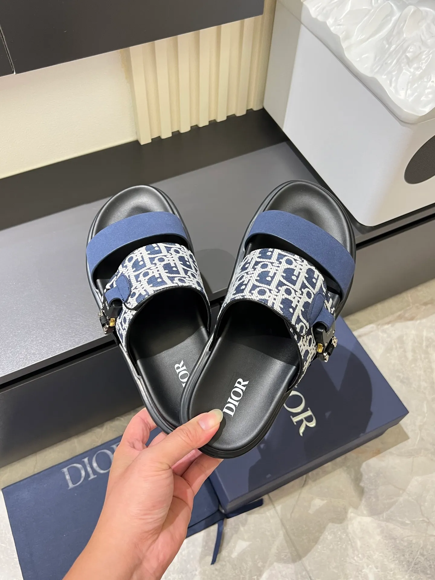 Men's Men's Shoes 💰p320 Dio* Men's Sandals Slippers. Showcasing Dior haute couture design. The Dior gray suede strap is accented with an aluminum Dior buckle for added style. Paired with a comfortable tonal notch sole, they pair easily with shorts or jeans for a sophisticated look. Main body: suede cow leather, technical fabric lining: cow leather, with adjustable straps, aluminum Dior buckle, Dior gray EVA insole, tonal notched rubber outsole splicing structure, size: 38-44 (customized at 45.46)
